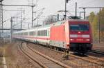 101 082-6 mit IC Zuggarnitur bei der Durchfahrt im Bhf.