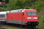 101 074-3 am Ende des 101�r Tandemzuges bei der Durchfahrt im Bhf.