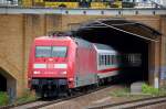 IC 2356 mit 101 004-0 bei der Ausfahrt Bhf.