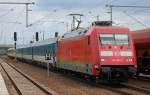 101 097-1 mit EC? bei der Durchfahrt im Bhf.