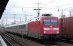 101 004-0 durchfährt mit IC-Wagengarnitur den Bhf.