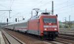 101 077-6 mit IC-Wagengarnitur bei der Durchfahrt im Bhf.