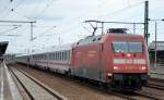 101 005-7 mit IC-Wagengarnitur bei der Durchfahrt Bhf.