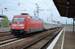 101 048-7 mit IC-Wagengarnitur bei der Durchfahrt Bhf.