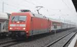 101 085-9 mit EC bei der Durchfahrt Bhf.