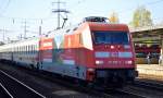 101 092-5 mit IC-Wagengarnitur (leer) am 12.10.15 Bhf.