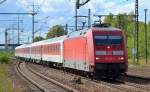 101 138-6 mit DB-Nachtzuggarnitur (leer) bei der Durchfahrt Bhf.