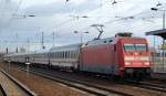 101 136-0 mit IC-Wagengarnitur (leer) bei der Durchfahrt Bhf.