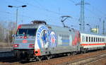101 144 mit IC-Wagengarnitur bei der Durchfahrt Bf.