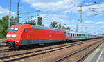 101 053-7 mit IC-Wagengarnitur zur Bereitstellung am 04.07.17 Durchfahrt Bf.