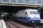 Hier noch mal aus anderer Perspektive, die 101 112-1 im RHEINGOLD-Design mit IC-Wagengarnitur am 12.06.17 Bf.