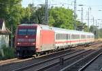 IC 2157 (Stralsund) mit 101 084-2 Richtung Bernau, 08.07.10 Berlin-Karow.