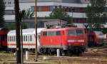 Ein Exot in Berlin, in einer Abstellgruppe diverser DB Personen- und Steuerwagen am Rande des DB Bahnwerks am Bhf.