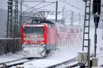 Der sibirische Winter hinterl��t seine Spuren, eine v�llig vereiste 112�r mit dem RE5 Richtung Stralsund auf dem Weg zum Bhf.