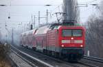 RE3 nach Wünsdorf-Waldstadt mit 112 123 im nebligen Berlin-Karow am 17.01.14