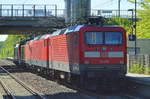 Interessanter ungewöhnlicher Lokzug, 182 020-8 mit 182 023-2 + 112 ???-? + 112 188 am 02.06.17 Durchfahrt Bf.
