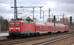 Im Sandwichverfahren ohne Steuerwagen drei Doppelstockregiowagen (Ersatzzug), der RE7 Richtung Berlin Zool.Garten mit 114 016-9 und hinten dran 112 182, 15.02.12 Bhf.