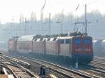 Leider aus der direkten Sonnestrahlung kommend, ein Lokzug mit 115 114-1 mit zwei 120�r Loks, einem Doppelstock-Regiowagen und 143 621-1 am Ende bestehend Richtung Bornholmer Str., 22.02.11 Berlin