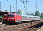 IC? mit 120 123-5 bei der Durchfahrt im Bhf.
