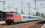 120 159-9 mit einem IC/EC? bei der Durchfahrt im Bhf.