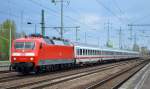 Wie fabrikneu glänzte die 1987 zugelassene 120 102-9 mit IC-Wagengarnitur bei der Durchfahrt Bhf.
