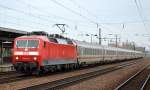 120 154-0 mit IC-Wagengarnitur (leer) bei der Durchfahrt Bhf.