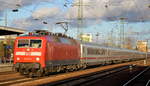 120 101-1 mit IC-Wagengarnitur bei der Durchfahrt Bf.