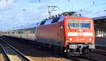 120 126-7 mit IC-Wagengarnitur bei der Durchfahrt Bf.