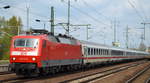 120 127-6 mit IC-Wagengarnitur am 21.04.17 Bf. Flughafen Berlin-Schönefeld.