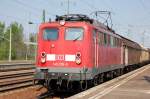 Ostersamstag: Nachdem 155 038-3 nun auf das Nebengleis gefahren ist steht abfahrbereit 140 218-9 mit dem Ganzzug Schiebewandwagen und frischem Personal im Bhf.