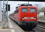 PbZ mit 140 537-2 und einem IC-, DB-Nachr und DB-Regio-Doppelstocksteuerwagen am Haken am 12.03.15 Berlin-Hohenschönhausen.