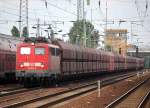 140 327-8 mit einem Ganzzug Selbstentladewagen bei der Durchfahrt im Bhf.