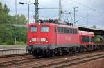 140 018-3 mit einem gemischten G�terzug beim Kurzhalt im Bhf.