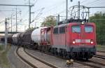 140 811-1 it einem gemischten G�terzug bei der Durchfahrt im Bhf.