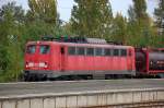 140 537-2 mit einem Containerzug bei der Durchfahrt im Bhf.
