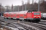 RB 14 Flughafen Berlin-Sch�nefeld steht vorne drauf?, jedenfalls die 143 889-4 mit Regionaldoppelstockwagen-Wendezug Richtung Bornholmer Str., 12.12.10 Berlin Greifswalder Str.