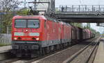 Doppeltraktion 143 350-7 + 143 283-0 mit gemischtem Güterzug am 09.05.17 Bf.