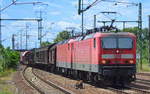Doppeltraktion 143 366-3 + 143 972-8 mit langem gemischten Güterzug am 04.07.17 Bf.