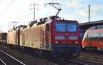 Doppeltraktion 143 152-7 + 143 807-6 mit gemischtem Güterzug am 01.02.18 Bf.