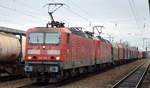 Doppeltraktion 143 856-3 + 143 348-1 mit gemischtem Güterzug am 03.02.18 Bf. Flughafen Berlin-Schönefeld.