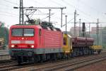 Auch diese Fuhre ist nicht allt�glich, 143 820-9 mit einem SKL 26 und zwei Sch�ttgutkippwagen + Drehgestellflachwagen (kleiner Bauzzug) bei der Durchfahrt im Bhf.