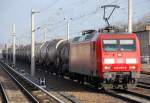 145 070-9 mit einem Ganzzug Knickkesselwagen f�r Kreideschlamm Richtung Berliner Innenstadt, 22.01.11 Berlin-Blankenburg.