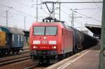 145 077-4 mit einem Ganzzug Kesselwagen (Diesekraftstoff) zum Personalwechsel mit Kurzhalt im Bhf.