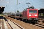 145 002-2 f�hrt zum Personalwechsel mit Leerzug Containertragwagen im Bhf.