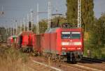 145 028-7 mit gemischtem G�terzug + zwei DB Regiowagen am Ende des Zuges am 02.10.12 Berlin-Karow.