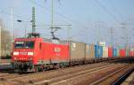 145 022-0 mit Containerzug bei der Durchfahrt im Bhf.