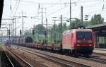 145 015-4 mit gemischtem G�terzug f�r Stahlprodukte bei der Durchfahrt im Bhf.