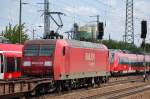 145 071-1 stand pausierend mit Containerzug im Bhf.