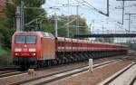 145 076-6 mit Ganzzug Sch�ttgutkippwagen f�hrt zum kurzen Personalwechsel im Bhf.