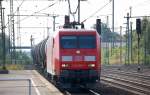 145 050-1 f�hrt mit Kesselwagenzug kurz zum Personalwechsel im Bhf.
